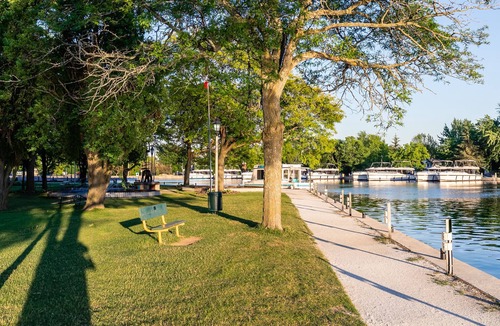 Smiths Falls Apartment | Rideau Comfort 2BD 1BA Apartment. Free parking