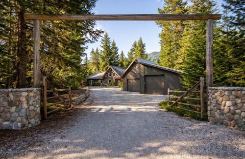 Ardenvoir Cabin | Riffle River Lodge by NW Comfy Cabins