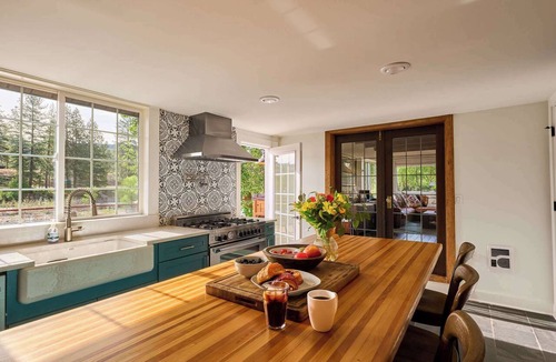 Carlton House | River's Edge Ranch - 3BR riverside farmhouse