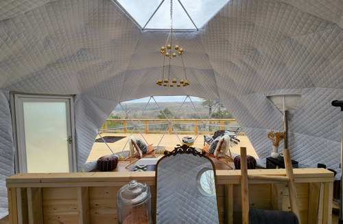 Cotter Cabin | RIVER VIEW Cliff Dome Glamping @ White River, minutes to fishing, hikes!