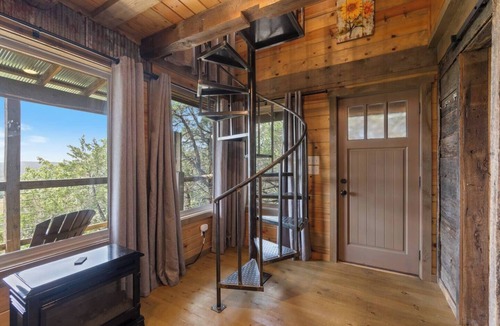 Eureka Springs House | River Views, Rustic Cabin for 2