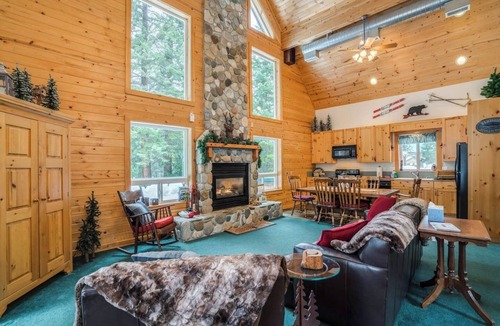 Ardenvoir House | River views, Sleeps 6, with hot tub & fireplace & game room.