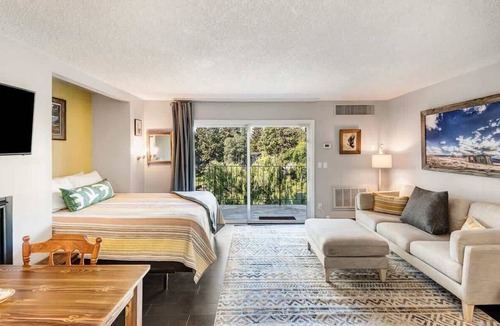 Bend Condo | Riverfront Condo w/Pool and Hot Tub Access