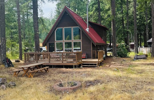 Packwood Cabin | Riverfront mountain view cabin with WiFi in Packwood