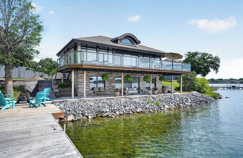 South Glengarry Cottage | Riverfront Retreat, Dock, Beach, Hot tub