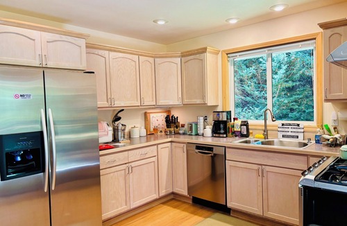 Riverbend House | Riverside Bliss Cozy Beds, AC, Fire Pit, Grill and Gbit WiFi