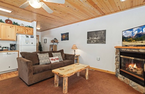 Fall River Estates Condo | Riverside Fall River Retreat Private Hot Tub