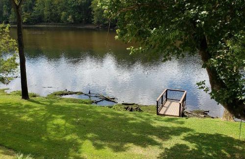 Mountain Home House | 'Riverside Hide-A-Way' w/Patio, BBQ, Fishing Pier
