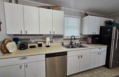 Alanson Cottage | RIVERVIEW COTTAGE LLC. Charming 2-bedroom cottage on Crooked River in Alanson.