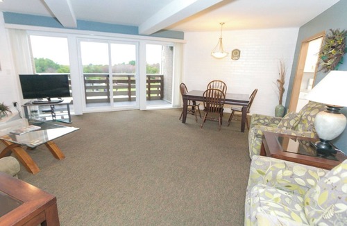 Ocean Shores Apartment | Romantic Coastal Escape – Ocean Views, Private Balcony & Fireplace