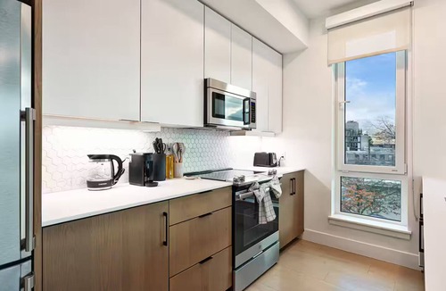 Broadway Hotel | Rooftop and Balcony Views + AC - SOLIS Capitol Hill - Located Near Everything!