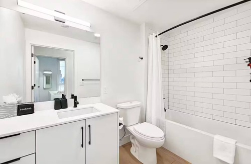 Broadway Hotel | Rooftop and Balcony Views + AC - SOLIS Capitol Hill - Located Near Everything!