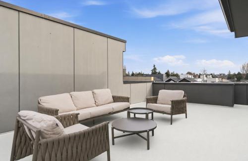 Whittier Heights House | Rooftop Retreat w Stunning Views - Ballard Gem