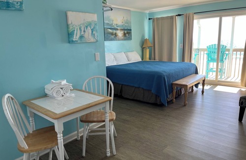 Topsail Beach Hotel | Room #HMS Efficiency King w/Kitchen Dog Y