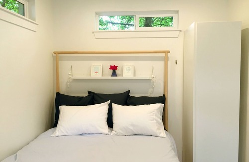 Green Lake Apartment | Roosevelt Studio Guesthouse - Close to light rail and Green Lake!