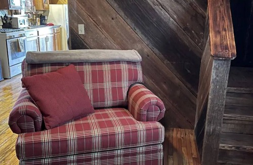 Campton Cabin | Rustic 1 BR, Pet Friendly Cabin Near Red River Gorge