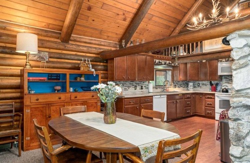 Ardenvoir House | Rustic 10-Guest Lodge | Pool Table, 2 Fireplaces & Game Room | Near Stevens Pass
