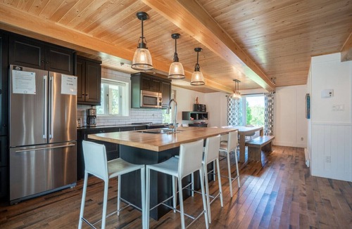 Mauricie Ski Chalet | Rustic & Modern Chalet. 32 Acre of Land. Avec SPA