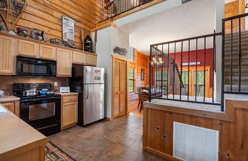 Branson Theater District Cabin | Rustic-Chic 4BR + Loft Cabin | Golf & Show Discounts!