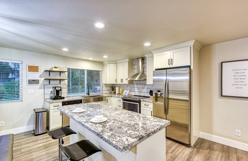 Duvall House | ★ Rustic Modern Mid Century Big Farmhouse ★ 2 Portable AC Units!