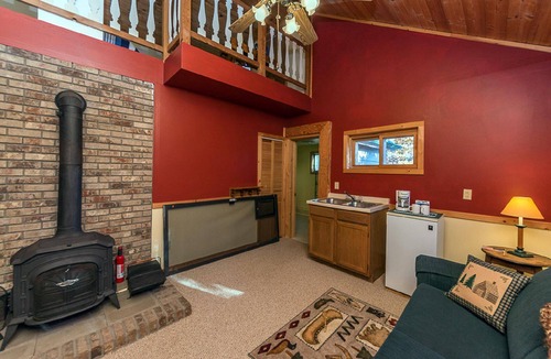 Lake Shore House | Rustic Rambler that has privacy with Over 400 Feet Of Lake Shore On Gull Chain