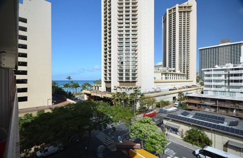 Waikiki Apartment | Sea Shore 75 Steps from Waikiki Beach and Sleeps 1 - 3!