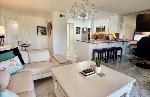 Bella Vista Condo | Seaside Modern Elegance and 3 minute Walk to the Beach