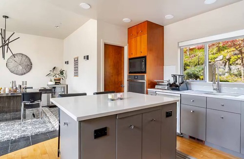 Inglewood-Finn Hill Villa | Seattle area Villa-Mt. Rainier, Lake WA pano-views