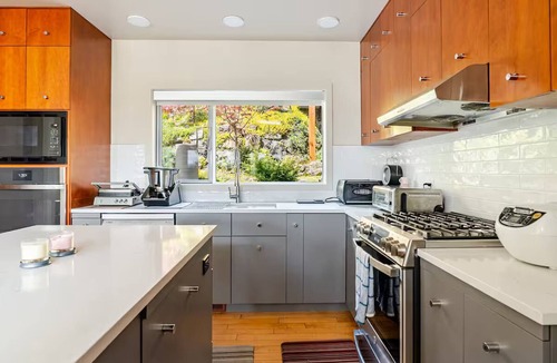 Inglewood-Finn Hill Villa | Seattle area Villa-Mt. Rainier, Lake WA pano-views
