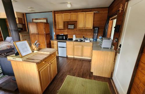 Republic House | Secluded Mountaintop Cabin on 13 acres overlooking Republic and Kettle Range