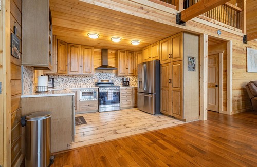 Bruno Cabin | Secluded mountaintop cabin, 40 acres, views of Buffalo River from hot tub