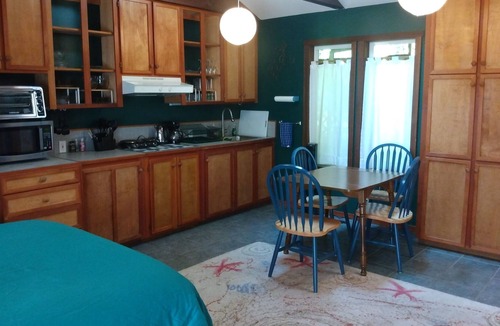 Kingston Apartment | Secluded Studio-10 minutes from Kingston ferry dock