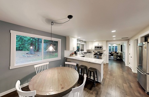 Woodinville House | Serene 1-Acre Retreat with Gourmet Kitchen - Grill, Alfresco Dining & Firepit
