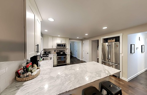 Woodinville House | Serene 1-Acre Retreat with Gourmet Kitchen - Grill, Alfresco Dining & Firepit