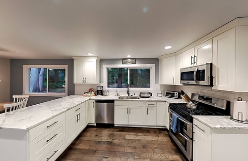 Woodinville House | Serene 1-Acre Retreat with Gourmet Kitchen - Grill, Alfresco Dining & Firepit
