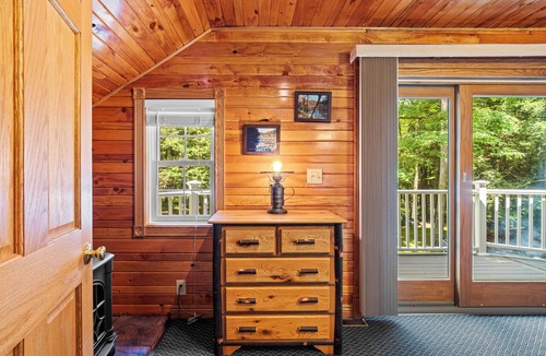 Clarington Cabin | Serene 4-bedroom cabin with AC in charming Clarington