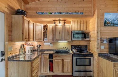Leavenworth House | Serene Cabin with Jacuzzi, Fire Pit and Picnic Space in Leavenworth, Washington