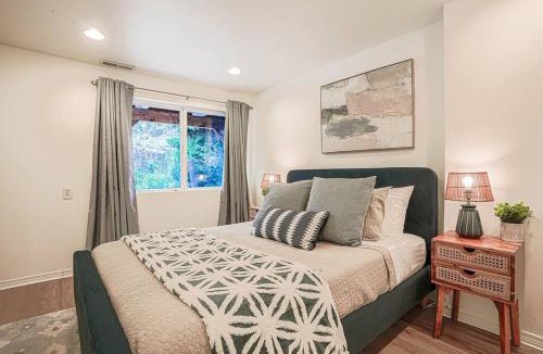 Mercer Island House | Serene Mercer Island 3B Lower Unit near LR station