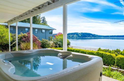 Shelton House | Shelton Waterfront hot tub fire pit beach garden