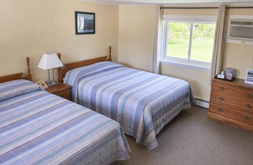 Dryden Hotel | Shorefront Wilson Lake Inn: kayaks, canoes & lakeview rooms in Wilton, ME