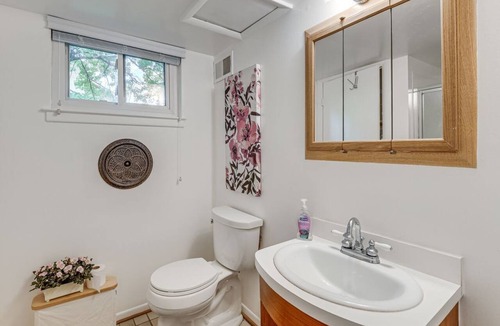 Silver Spring Apartment | Silver Spring Retreat Near DC | Pet Friendly Yard