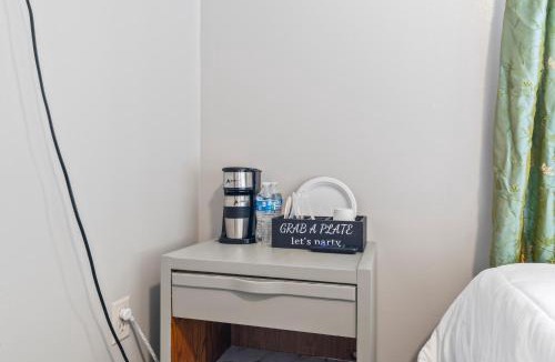Airport Heights Community Council Bed & Breakfast | Simple Deluxe Private Room