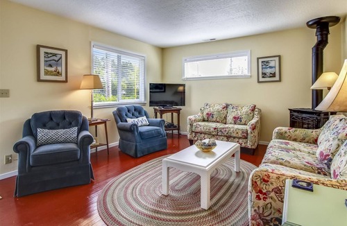 Downtown Cannon Beach House | Singing Sands - Beachcomber Vacation Homes