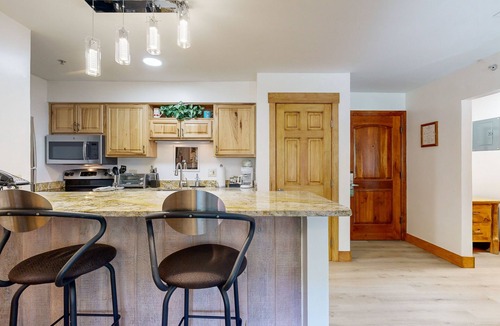 Vail Ski Chalet | Ski-in/out, mountain view w/fireplace, fast WiFi & shared pool/hot tubs/laundry