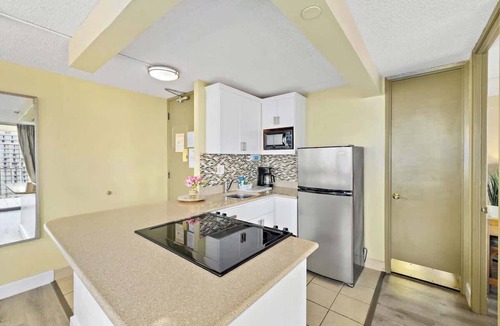 Waikiki Condo | Skyline view retreat w/pool & beach access