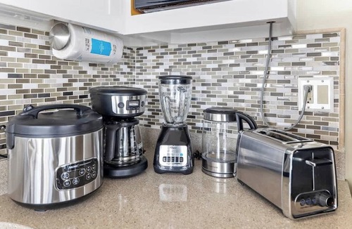 Waikiki Condo | Skyline view retreat w/pool & beach access
