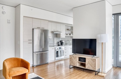 Downtown Seattle Apartment | Sleek Downtown 2BR w/Gym, W/D & BBQ, near Dining & Shops, by Blueground
