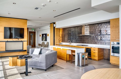 Downtown Seattle Apartment | Sleek Downtown 2BR w/Gym, W/D & BBQ, near Dining & Shops, by Blueground