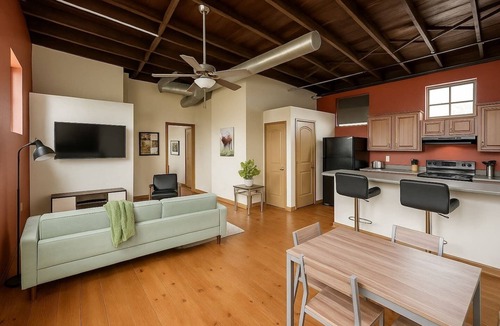 Springfield Apartment | Sleepover | Upscale 2BD/1BA - Downtown Springfield