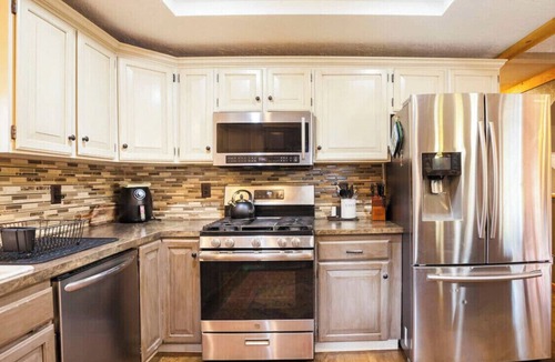 Eagle River Cabin | Sleeps 21! Moose Lodge Log Cabin and Chalet & Hot Tub